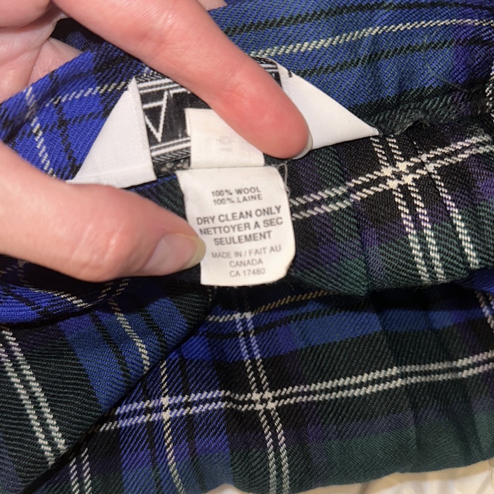 Vintage Aljean pleated wool plaid skirt with gold crest button closure - Picture 4 of 5